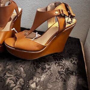 Brand: Guess
Size: 8.  Color: light brown.  Condition is new